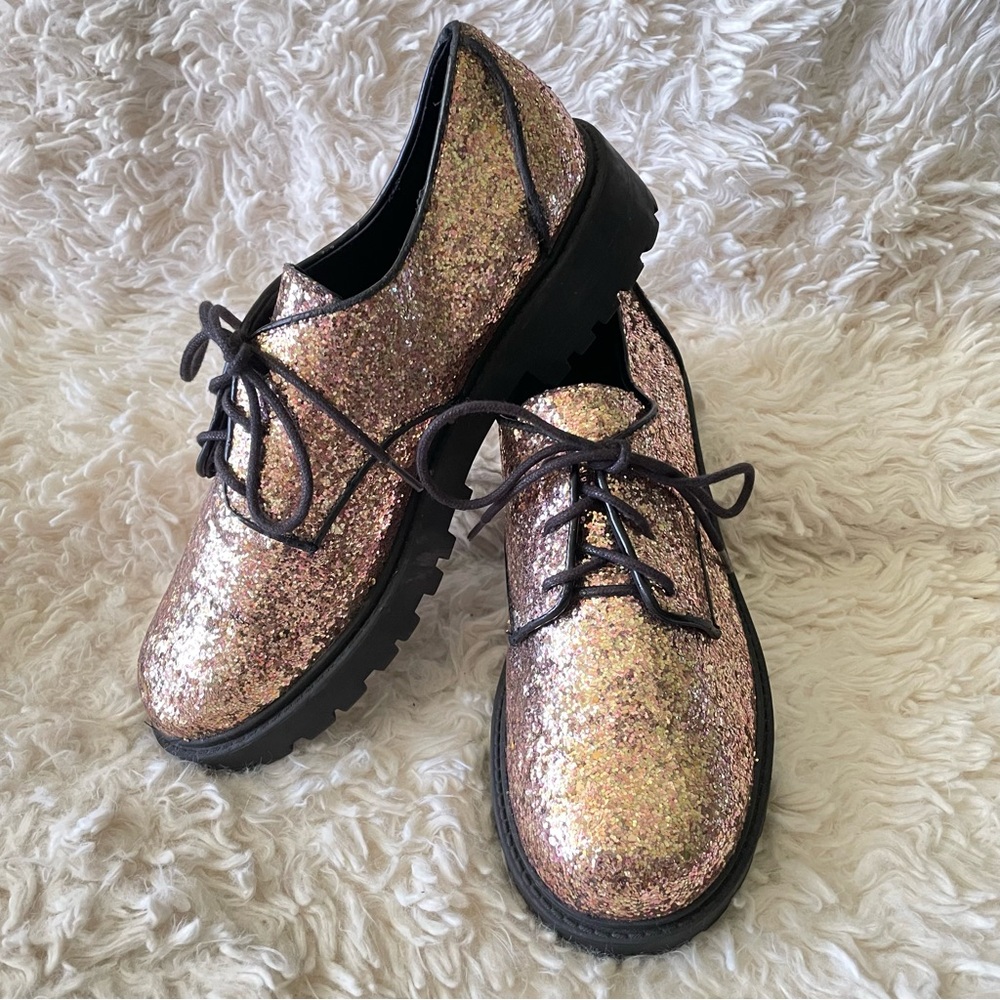Divided Gold Glitter tie Oxford. Lug sole. Sz40